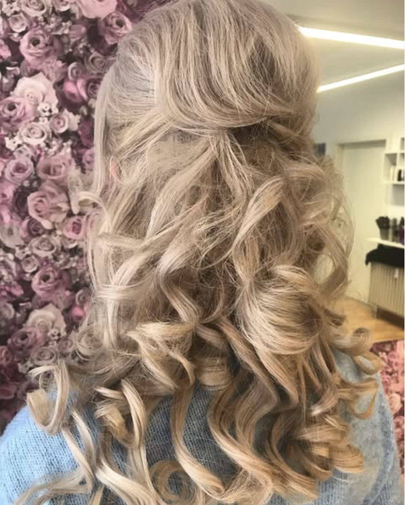 Festfrisur Wien – Blonde Locken für besondere Anlässe