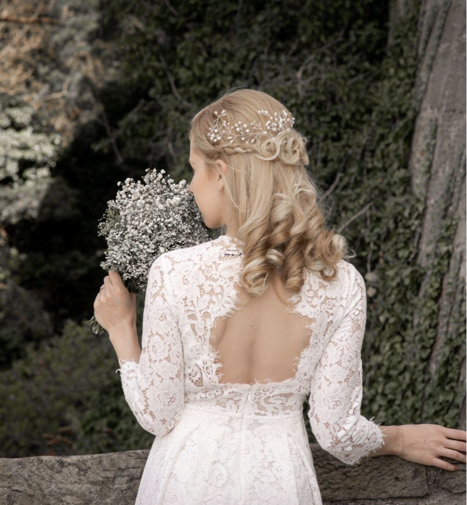 Hochzeitsfrisur Wien – Braut mit Locken und Blumenstrauß