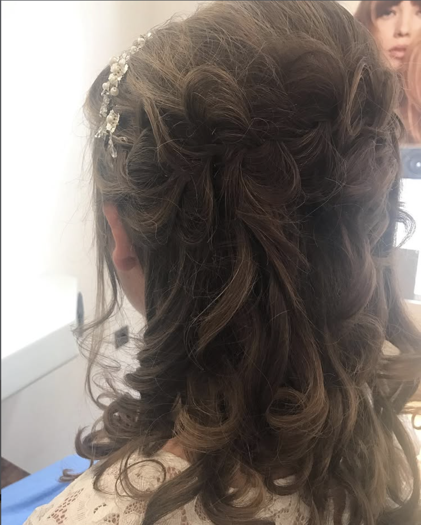 Hochzeitsfrisur Wien – Elegante Brautfrisur mit Haarschmuck