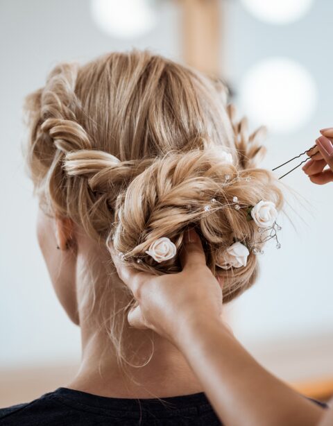 Brautfrisur Wien – Flechtfrisur mit Blumen bei Hairstudio Tanja