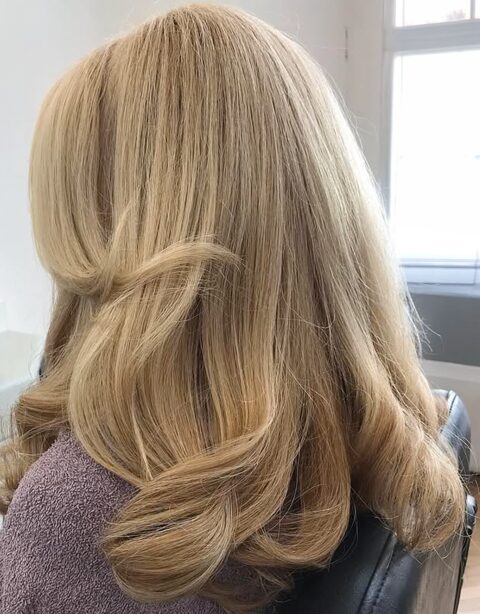Föhnfrisur Wien – Blonde Stufenfrisur mit Volumen bei Hairstudio Tanja