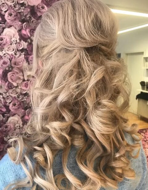 Festfrisur Wien – Blonde Locken für besondere Anlässe bei Friseur Tanja