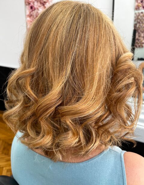 Locken Wien – Honigblonde mittellange Locken bei Friseur Tanja