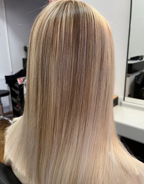Strähnchen Wien – Glattes blondes Langhaar bei Hairstudio Tanja 1180